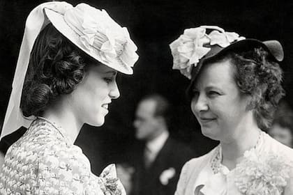 Por un tiempo, Rosemary se comportó como la sociedad y su padre esperaban: aquí aparece como anfitriona en la celebración del Día de la Independencia a la que la Embajada de EE.UU. en Londres