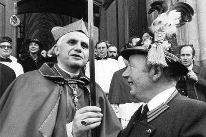 Esta foto de archivo del 28 de febrero de 1982 muestra al entonces cardenal Joseph Ratzinger, a la izquierda, probando el filo del sable del alpinista Andreas Stadler, a la derecha, en Munich