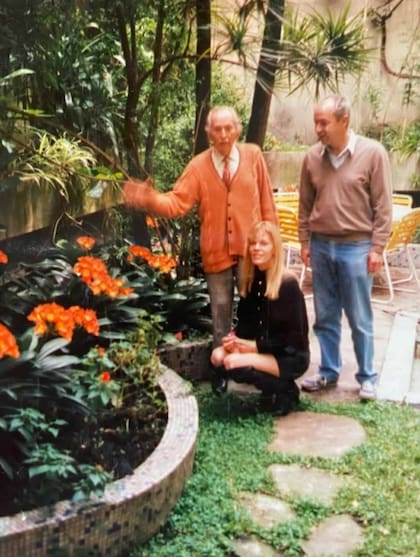 Joseph, Trixi y un amigo de Jancsi en el jardín que hizo Pepe en su peluquería ubicada en Paraná 1255