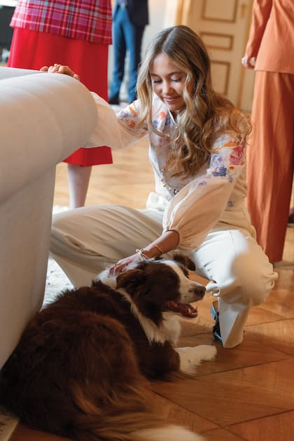 Josephine, con blusa de la firma australiana Zimmermann, acaricia a su perra adorada.
