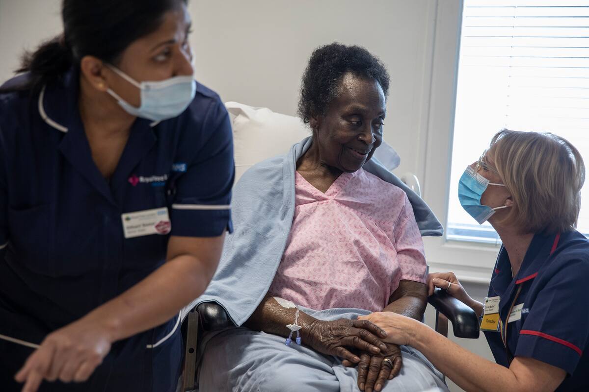 Josephine Faleye, de 80 años, está preparada para recibir la vacuna Pfizer-BioNTech en el hospital Royal Free de Londres el 8 de diciembre de 2020 al inicio del programa de vacunación más grande de la historia del Reino Unido