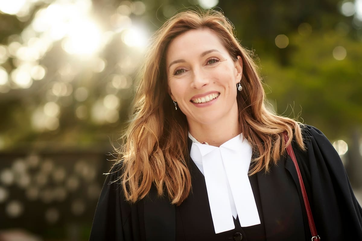 Josephine Newton es el corazón de la serie australiana Newton’s Law, estrenada en la plataforma AcornTV en estos días.