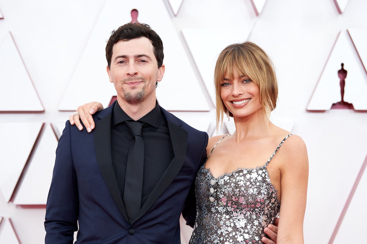 Josey McNamara junto a Margot Robbie, en una entrega de premios realizada en 2021