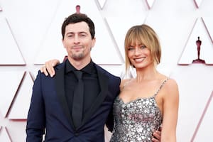 Josey McNamara junto a Margot Robbie, en una entrega de premios realizada en 2021