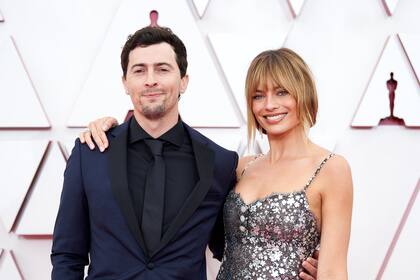 Josey McNamara junto a Margot Robbie, en una entrega de premios realizada en 2021