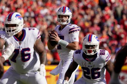 Josh Allen, quarterback de los Bills de Buffalo, se dispone a enviar un pase en el partido del domingo 16 de ocutbre de 2022, ante los Chiefs de Kansas City (AP Foto/Ed Zurga)