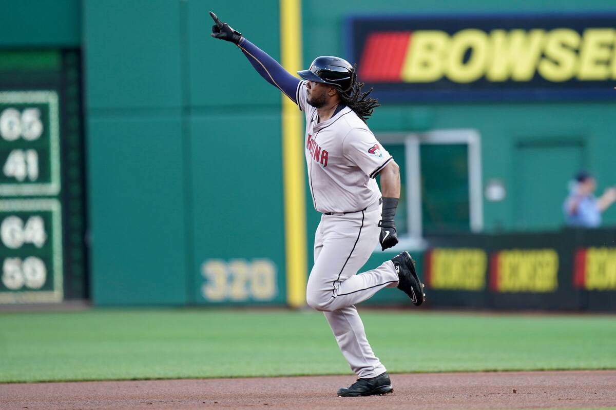 Josh Bell de los Diamondbacks de Arizona recorre las bases tras su jonrón en la primera entrada ante los Piratas de Pittsburgh el viernes 2 de agosto del 2024. (AP Foto/Matt Freed)
