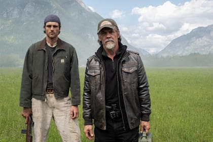 Josh Brolin y Jacob Elordi en una escena de La guerra de los últimos