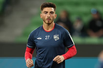 Josh Cavallo, en los movimientos previos a un partido del Adelaide United
