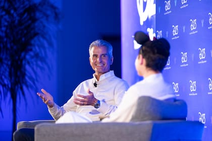 Josh D'Amaro, CEO de Disney, conversa con la actriz Ginnifer Goodwin en la última jornada de la Expo D23