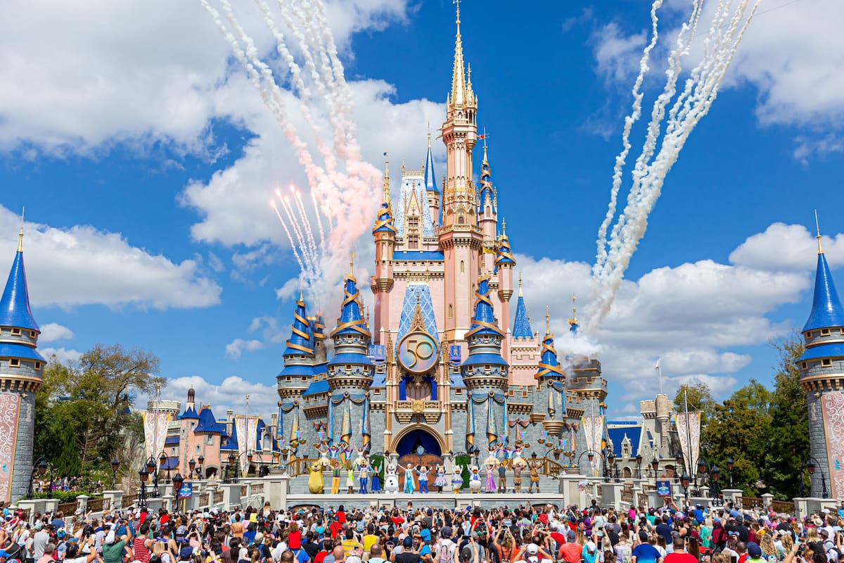 Josh D’Amaro, un veterano de Disney con 28 años en la empresa, con amplia experiencia en parques temáticos pero poca pericia en cine y televisión, sucederá a Robert A. Iger como director ejecutivo de Disney, poniendo fin a una búsqueda que se prolongó casi tres años