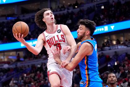 Josh Giddey de los Bulls de Chicago avanza hacia la canasta frente a Chet Holmgren del Thunder de Oklajhoma City en el encuentro del sábado 26 de octubre del 2024. (AP Foto/Charles Rex Arbogast)