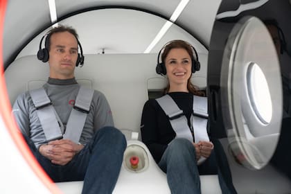 Josh Giegel, cofundador de la compañía, y Sara Luchian, directora de Experiencia de Pasajeros, fueron los primeros en probar un viaje en el hyperloop de Virgin