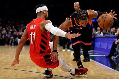 Josh Hart (11), de los Trail Blazers de Portland, comete falta a Jalen Brunson, de los Knicks de Nueva York a la derecha, en el tiempo extra del partido de la NBA disputado en Nueva York, el viernes 25 de noviembre de 2022. (AP Foto/Adam Hunger)