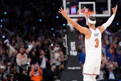 Josh Hart, de los Knicks de Nueva York, festeja luego de embocar un triple en el primer juego de la serie de playoffs ante los 76ers de Filadelfia, el sábado 20 de abril de 2024 (AP Foto/Mary Altaffer)