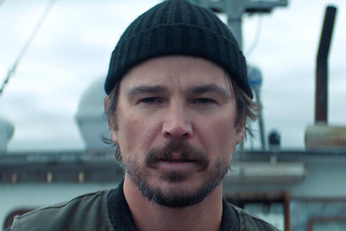 Josh Hartnett, a los 48 años, vuelve a ocupar un lugar central sin abandonar la vida familiar que construyó en Inglaterra. En la foto, en una escena de Below