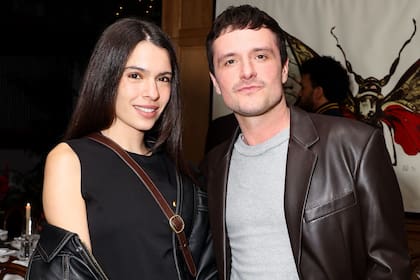 Josh Hutcherson junto a su novia española, la actriz Claudia Traisac, a quien conoció en un set de filmación