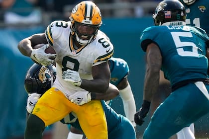 Josh Jacobs, de los Packers de Green Bay corre durante la segunda mitad del juego de NFL ante los Jaguars de Jacksonville, el domingo 27 de octubre de 2024, en Jacksonville, Florida. (AP Foto/John Bazemore)