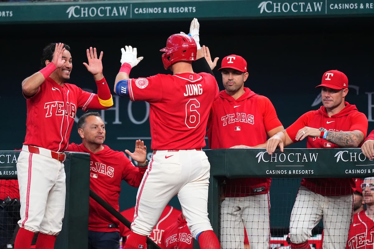 Josh Jung (6) de los Rangers de Texas llega a la cueva tras conectar un jonrón ante los Azulejos de