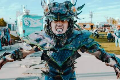 Joshua Burns comenzó a hacerse modificaciones corporales a los 19 años. 11 años después, ya pasó más de 50 horas en un estudio de tatuajes, se cortó la lengua y las orejas y se implantó cuernos