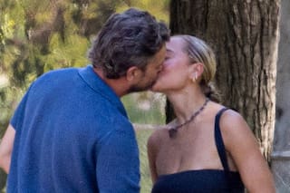 Joshua Jackson confirmó su relación con Olivia Burgess con un apasionado beso en plena calle