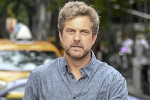 Joshua Jackson confirmó su relación con Olivia Burgess con un apasionado beso en plena calle