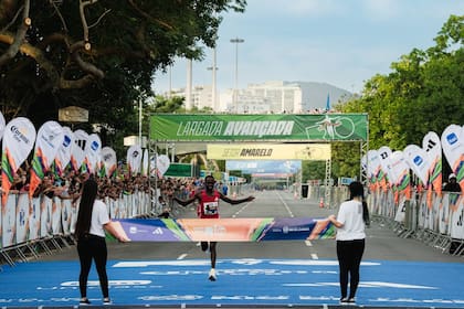 Joshua Kimkemboi Kogo se adjudicó la Maratón de Río, en la mañana carioca del domingo