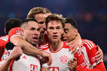 Joshua Kimmich del Bayern Múnich, celebra con sus compañeros de equipo después de anotar el único gol del partido de vuelta en los cuartos de final de la Champions League entre Bayern Múnich y Arsenal (AP Foto/Christian Bruna)