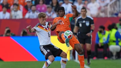 Joshua Kimmich pelea por la posición con Yan Diomande en el encuentro entre Alemania y Costa de Marfil