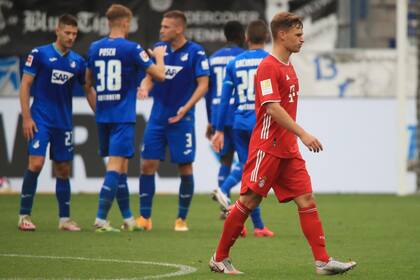 Joshua Kimmich se marcha derrotado; una inusual imagen para el Bayern Munich que perdió por primera vez en 2020