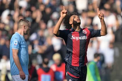 Joshua Zirkzee celebra tras anotar el segundo gol de Bologna ante Lazio en el partido de la Serie A, el domingo 18 de febrero de 2024, en Roma. (Alfredo Falcone/LaPresse vía AP)