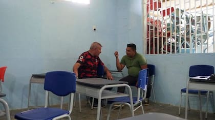 Josías Buitrago, veterano profesor en La Gabarra, y Rubel Quintero, antes su alumno y hoy líder social en la zona.