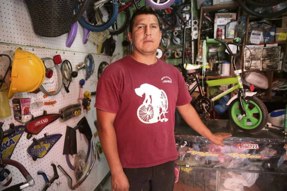 Josimar García Tapia, en su bicicletería del barrio Los Piletones