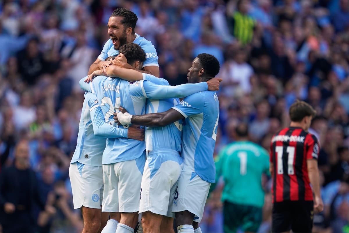 Josko Gvardiol del Manchester City celebra con sus compañeros tras anotar el segundo gol de su equip