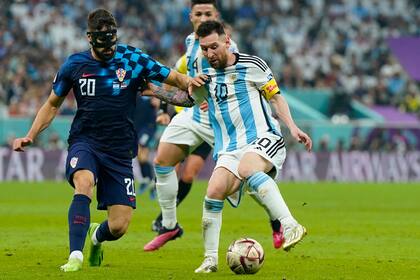Josko Gvardiol y Lionel Messi durante el partido entre la Argentina y Croacia en las semifinales de Qatar 2022