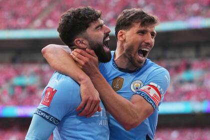 Josko Gvardiol y Ruben Dias, eufóricos en la semifinal que Manchester City le ganó a Nottinhgam Forest (2-0) y lo clasificó para la definición de este sábado por la Copa FA, que protagonizará contra Crystal Palace.
