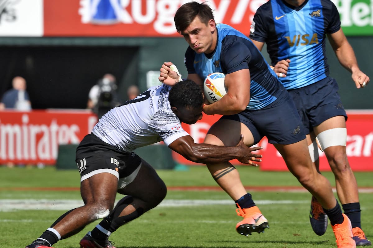 Josua Vakurunabili de Fiji tackles Luciano Gonzalez de Argentina