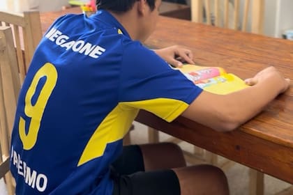 Josué, en el hogar para chicos de Corrientes donde espera una familia.