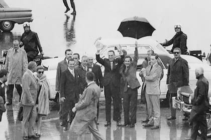 Juan Domingo Perón al bajar del avión que lo trajo de regreso en 1972; junto a él, José Ignacio Rucci