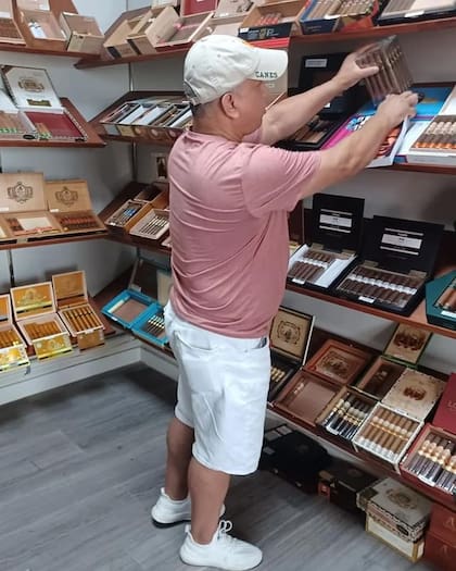 "Jota" Cardona, que desde su cuenta de Instagram se presenta como "escritor", además de editar sus memorias vende cigarros con su marca, "El Narco", y un vodka que bautizó "Don J"