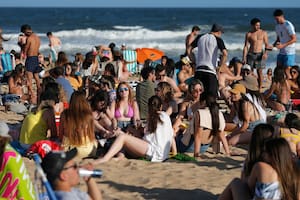Jóvenes argentinos coparon el tranquilo pueblo de La Pedrera, en Uruguay