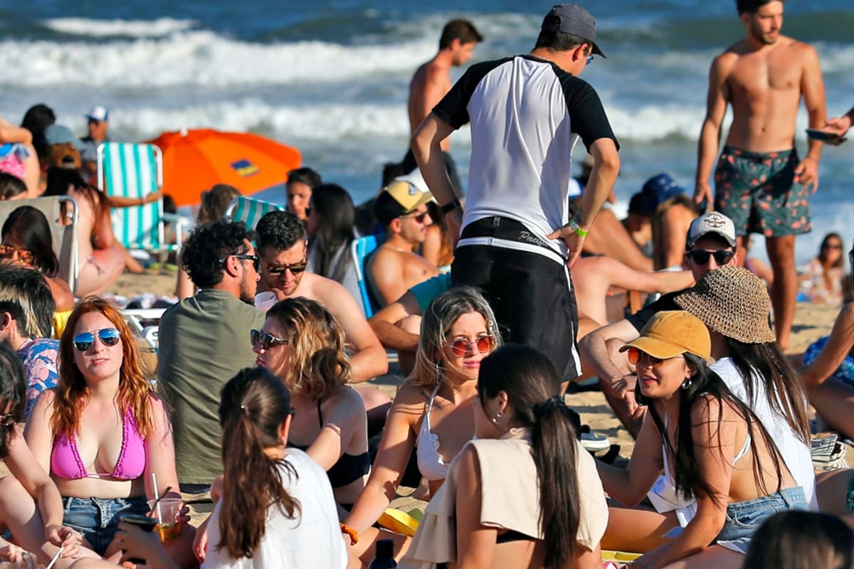 Jóvenes argentinos coparon el tranquilo pueblo de La Pedrera, en Uruguay