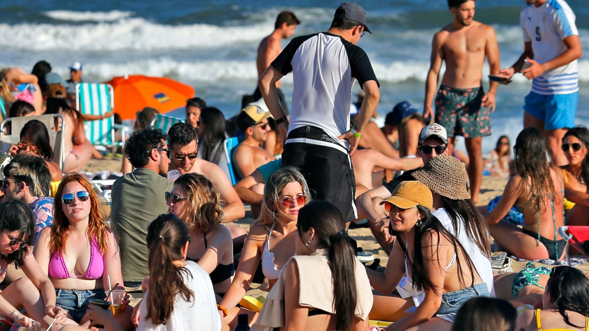 Jóvenes argentinos coparon el tranquilo pueblo de La Pedrera, en Uruguay