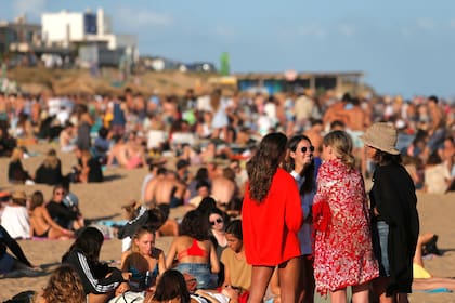 Esta temporada el pueblo costero parece sentir aún más la "invasión" de chicos de entre 18 y 22 años