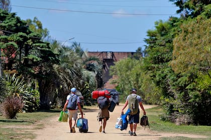 Esta temporada el pueblo costero parece sentir aún más la "invasión" de chicos de entre 18 y 22 años