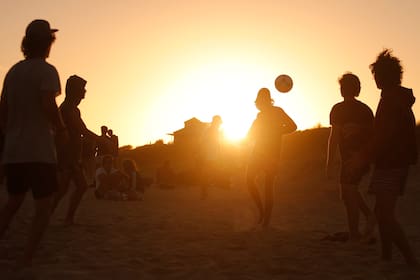 Jóvenes argentinos coparon el tranquilo pueblo de La Pedrera, en Uruguay