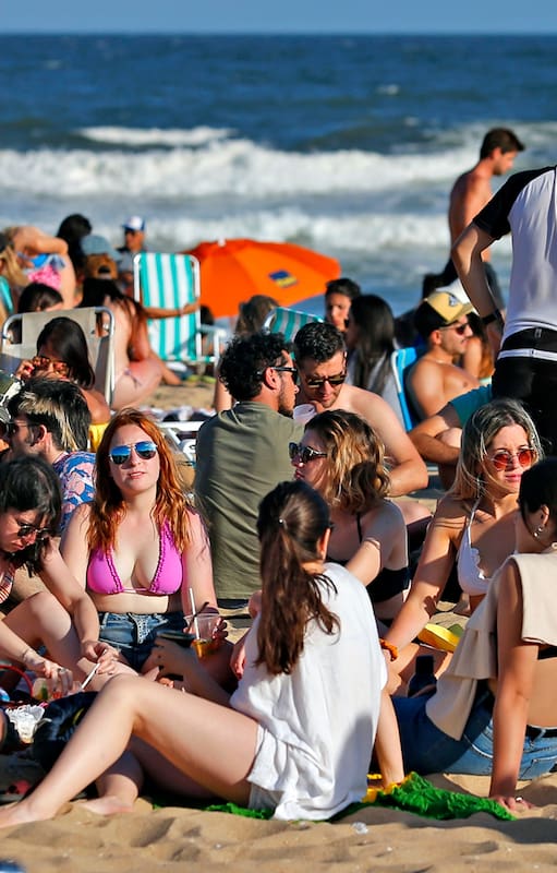 Jóvenes argentinos coparon el tranquilo pueblo de La Pedrera, en Uruguay