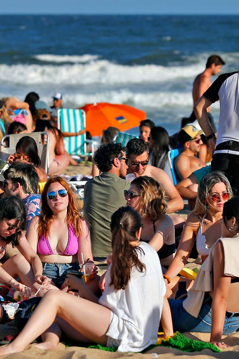 Jóvenes argentinos coparon el tranquilo pueblo de La Pedrera, en Uruguay