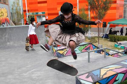 Aydé Choque realiza un "kickflip" con su patineta
