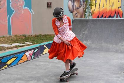 "Yo amo este deporte, amo mi cultura y amo ser mujer y es eso lo que me motiva a seguir", dijo a The Associated Press, Aydé Choque mientras se amarraba los cordones de sus zapatillas Vans negras